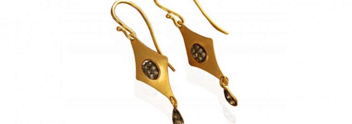 Charm her this valentine’s by gifting her gold earrings