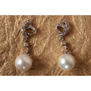 Pearl Drop Earrings in White Gold 